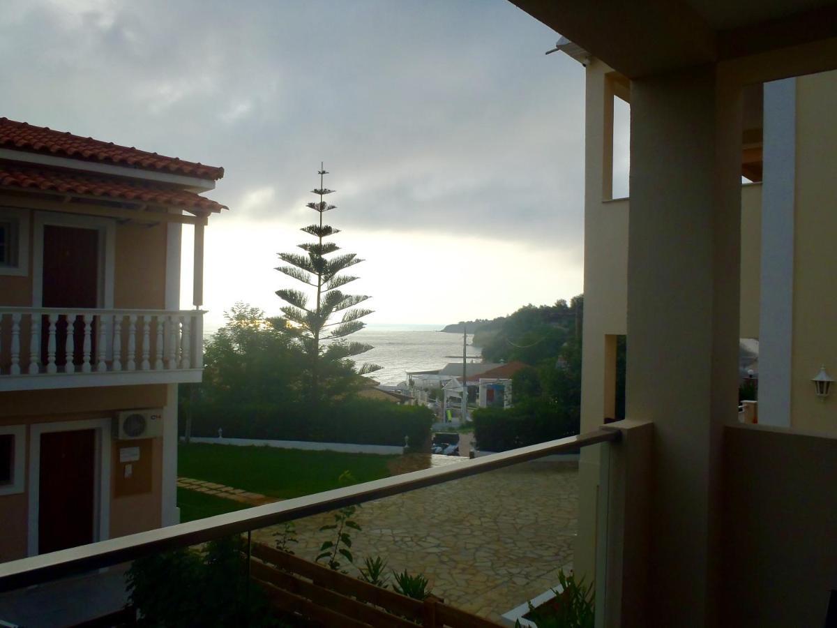 Loukas Apartments On The Waves Трагаки Экстерьер фото