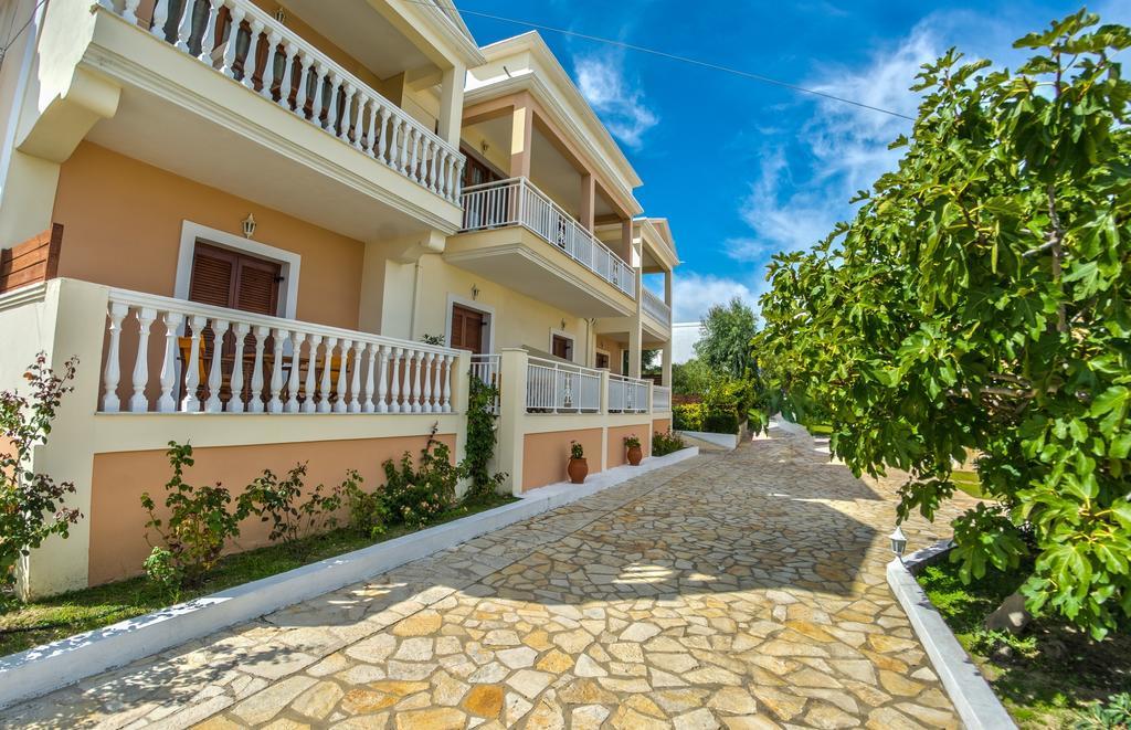 Loukas Apartments On The Waves Трагаки Экстерьер фото