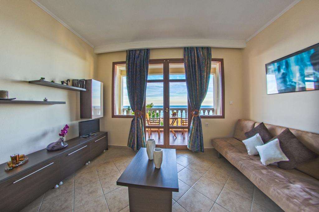 Loukas Apartments On The Waves Трагаки Номер фото